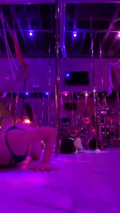 Dancing thru a lat injury (I don’t recommend for all injuries but Ik what I can do safely) 😣 blessing & a curse bc it’s uncomfortable but forces me to be more thoughtful and creative with my movement. My pole studio is such a safe haven for me 🥰