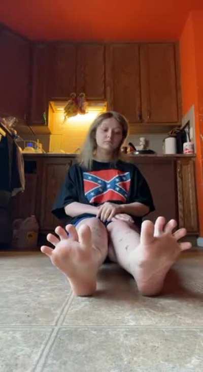 Southern girl spreading her toes
