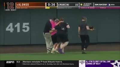 Injured kid gets help walking off the field, camera immediately shows Alonso vibin to the beat