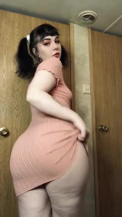 this dress really hugs my curves 😈