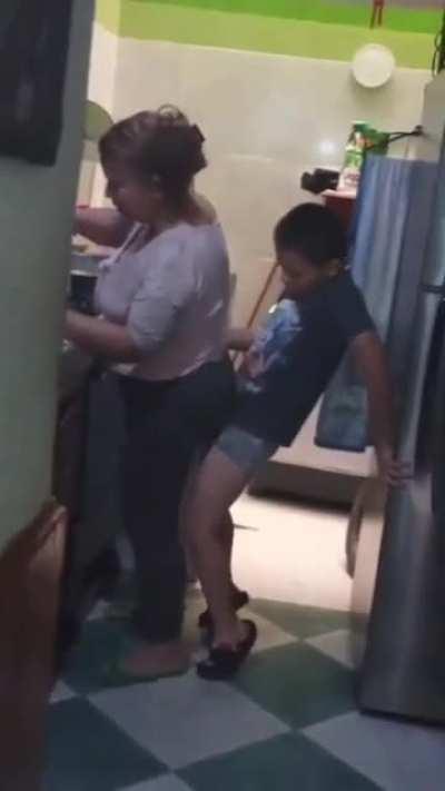 *se culea a su vieja*