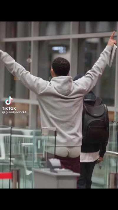 Kanye really beefin with this nigga 💀💀