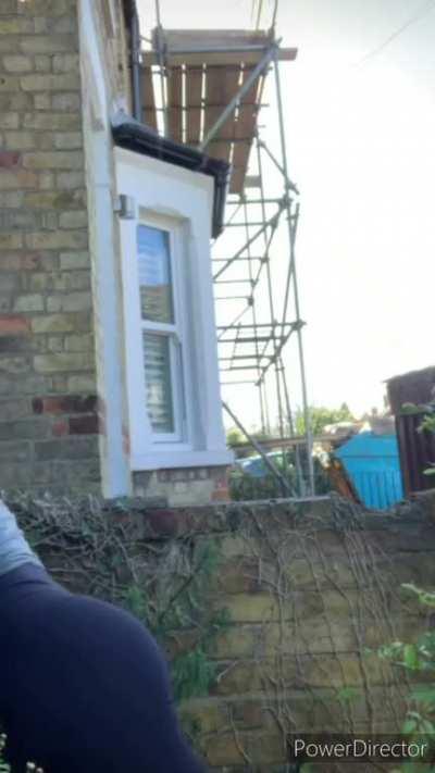 I love how Freya Allan finds an excuse to show her ass in leggings