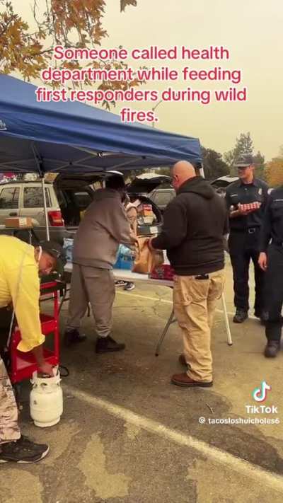Karen calls health department on volunteers handing out food to first responders at the LA Wildfires 