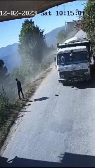A truck plunged off a cliff while attempting to overtake because a person was pissing on the side.
