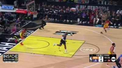 [Highlight] Nikola Jokic instantly jobs it up for Lebron James with one hand!