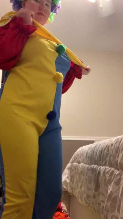 Ever seen a clown strip? Are u terrified or turned on?🌚