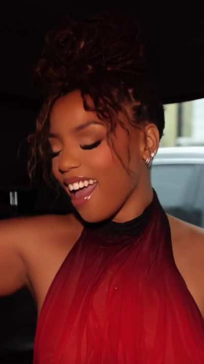 Chlöe | TikTok 11-28-25