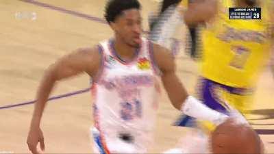 [Highlight] Russell Westbrook putting the Lakers crowd in shambles as he misses the easy pass up to Lebron