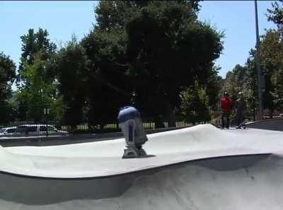 Skater droids - old Cartoon Network ad for The Clone Wars.