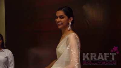 If you had the chance to click photo with Deepika Padukone, then what would you say to her? She’s our cumdevi after all.