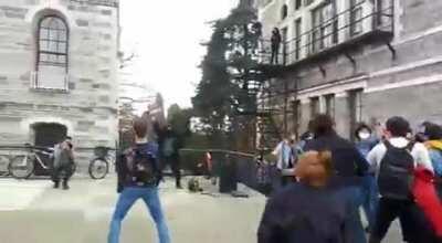 Boğaziçili öğrencilerin Boğaziçi Üniversitesi rektörüne Metallica'nın Master of Puppets şarkısıyla tepkisi