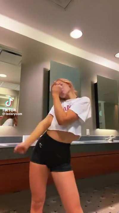 Harley working on her cake 🎂 