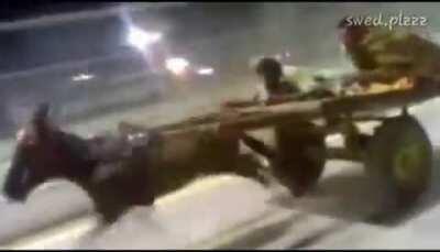 Tô chegando na cidade mas dessa vez eu peguei meu melhor cavalo