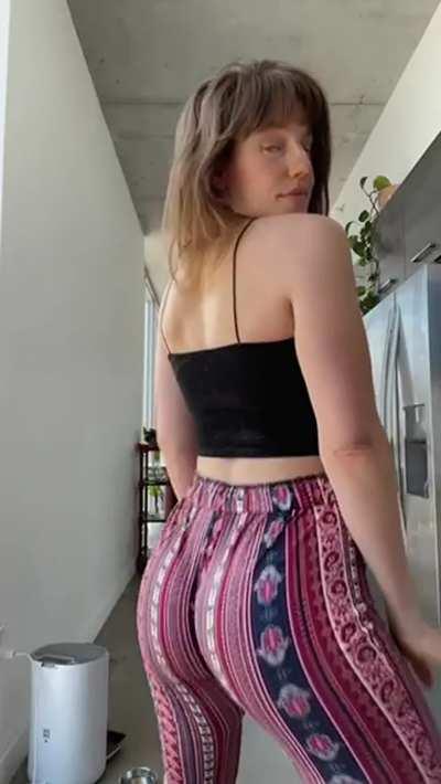 Every ass shake gets your cock 1 inch harder 😜