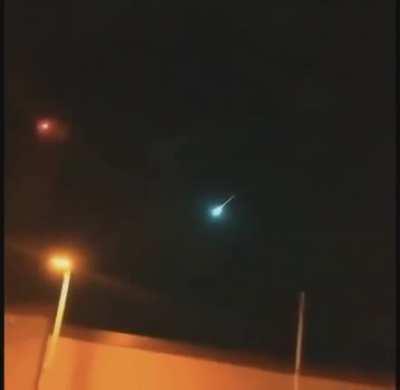 Yo se que es algo de tendencia el meteorito de anoche y se que algunos no lo vieron como yo, así que comparto el video que me pasaron.