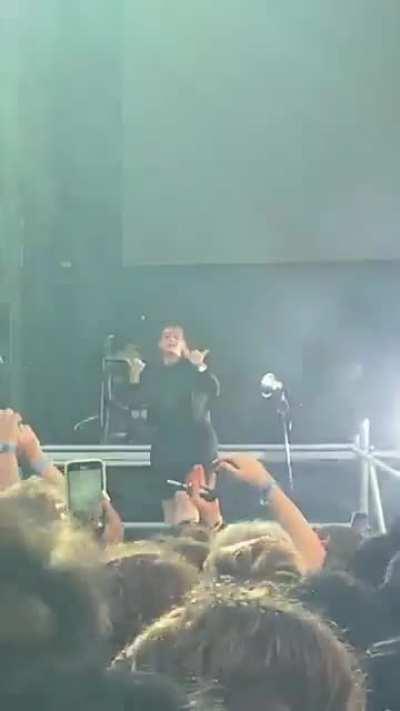 the sign language interpreter was bad asf 😮‍💨🥴