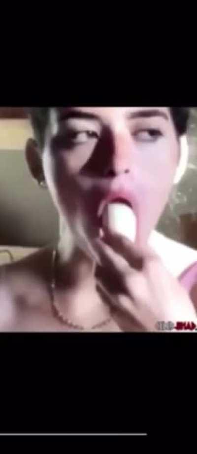 Dixie D’AMELIO deep throating bananas 👅🍌