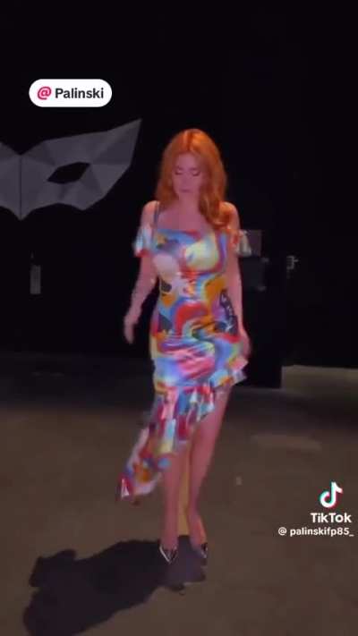 Wie sie mit dem Hintern wackelt