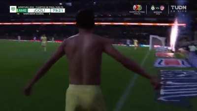 Mans had the lineman right infront of him and still hit the siuu 💀