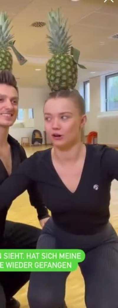 Julia Beautx trainiert mit einer Ananas auf dem Kopf… Instagram Story 17.04.23