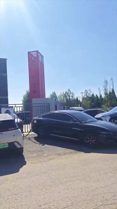 Electric vehicles now fill up roughly as fast as gas. The new BYD chargers add 400km of range in just five minutes.