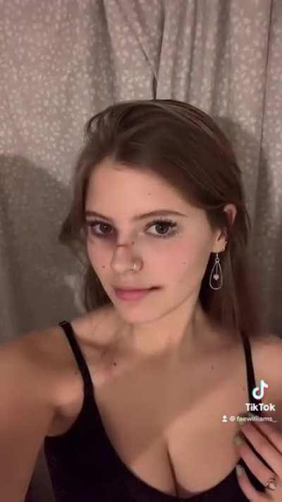 does my cleavage make you horny? 💦💦