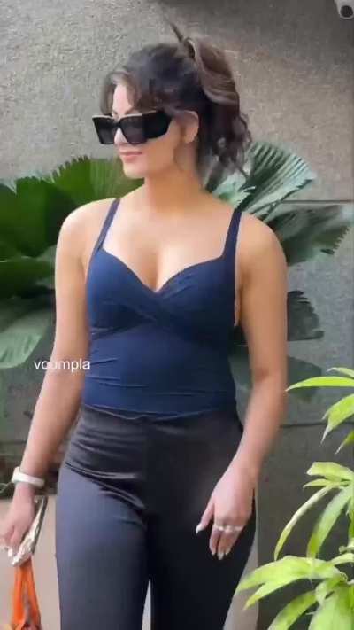 Urvashi rautela sexy Beauty 