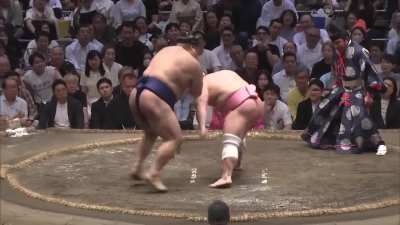 Grand Sumo wrestler Ura performs takedown of much larger Takayasu using incredibly rare technique, only the 6th time in 25 years (0.02% winning technique)