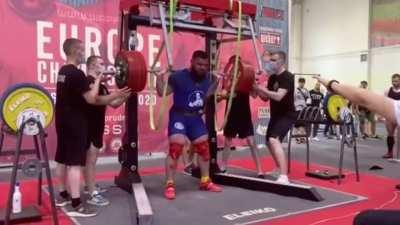 Слабачок пытается присесть с 400кг