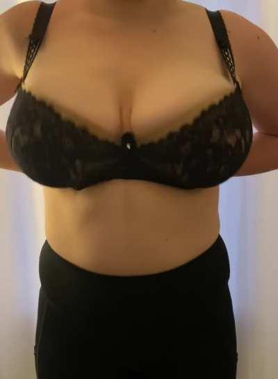 Who here likes huge jiggly tits?