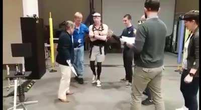 Астронавт заново учиться ходить, после 197 дней в космосе.