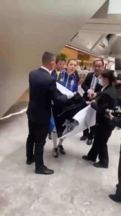 Ukrainian fencing national team tried to take pictures with banner printed with photos of Ukrainian athletes killed by the Russians at the Fencing World Cup in communist China, the communist chinese immediately swarmed up to stop them.