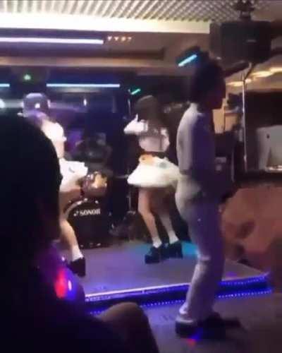 I THINK THEY PUT THE WRONG PEOPLE ON STAGE CAUSE DAMM 😳