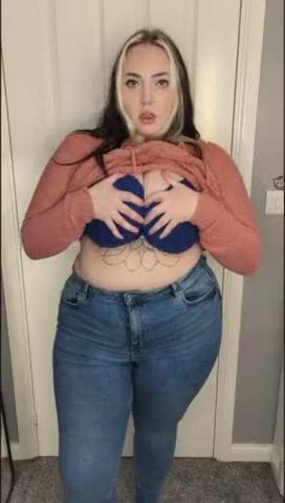 [OC] Theres only a small piece of fabric seperating my huge soft tits from the public eye at any one time.. 😜 Only you get to see the full picture 😈 Dick rating included with every new sub 👄