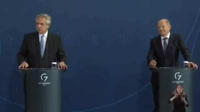 Alberto no puedes pasar 5 segundos sin humillarte solo