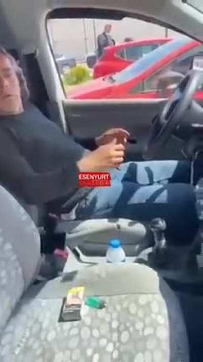 Çocuklu kadına bakarak 31 çeken orospu çocuğu ve hanımefendinin haklı tepkisi.