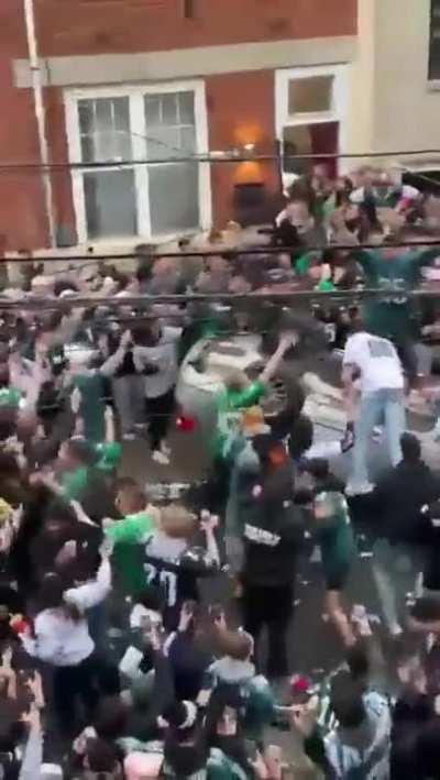 Esto es Philadelphia antes del superbowl 2023. ¿Ante un partido de fútbol argentino, suceden cosas similares?