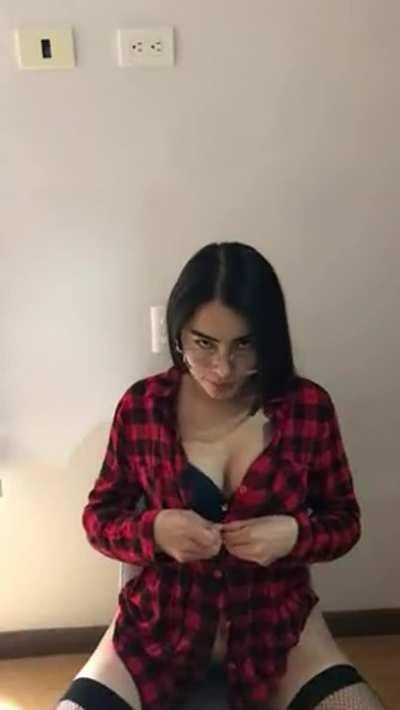 I have tiny hands, so you’ll always feel big with me 🥰