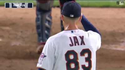 [Highlight] Miguel Andujar CRUSHES one 449 feet off the second deck of Target Field to make it 8-3 Yankees as the flood gates open against Minnesota