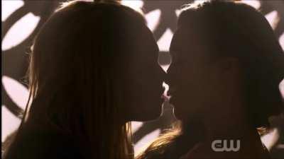 Eliza Taylor & Alycia Debnam-Carey in ‘The 100’