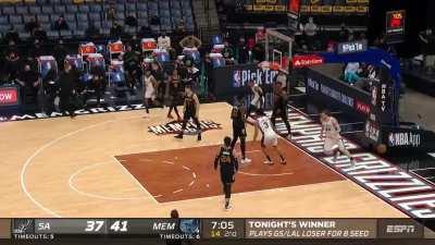 [Highlight] Keldon Johnson with the big putback to cut the deficit to 2