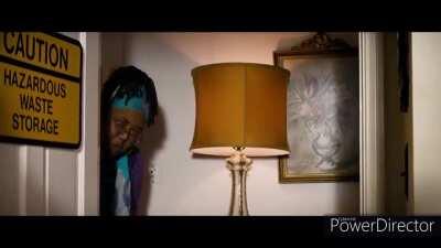 FBI no olhar vigilante sanguinário