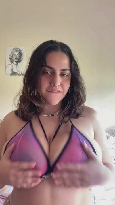 Babysitter's curves that will leave you mesmerized...