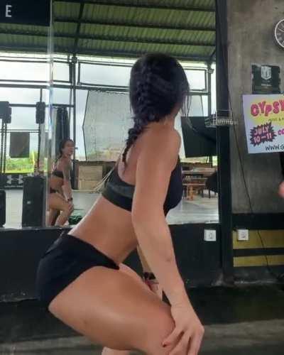 MMA practitioner Gillian Goh twerking