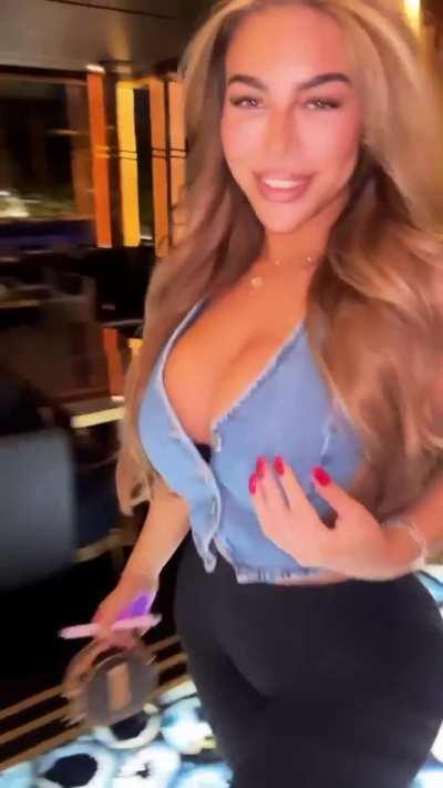 Dubai based Dutch baddie (@xrosa.s)