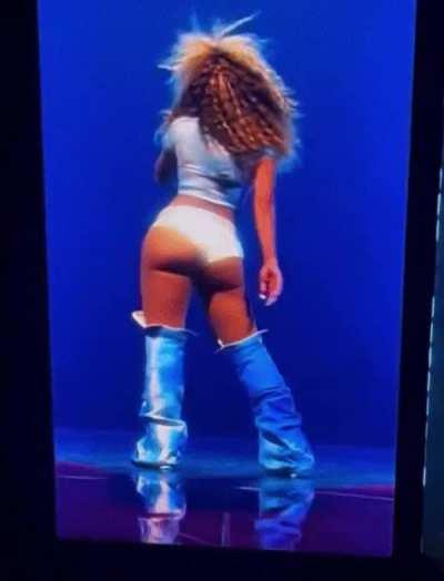 Showing off her thick booty live on tour