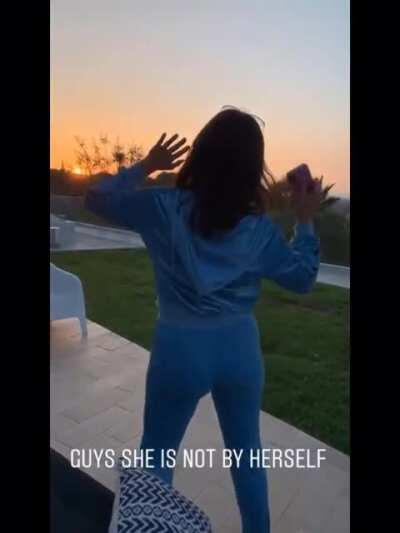 Natalie shaking booty