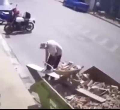 Tesla'nın t0runu zekasıyla şaşırtıy0r