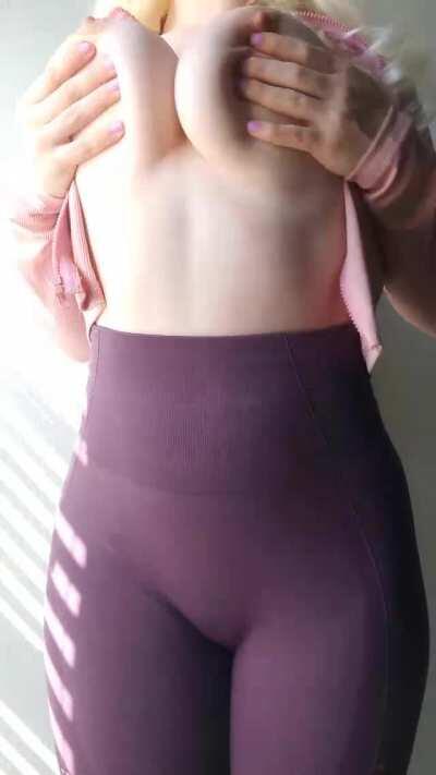 This jacket is what happens when you order clothes from China.. since It's so small on me 🤦‍♀️ (OC)